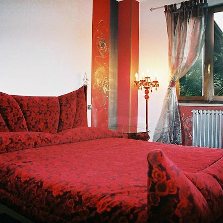 Manuela Le Quattro Coppe Hotel Desenzano del Garda Ngoại thất bức ảnh